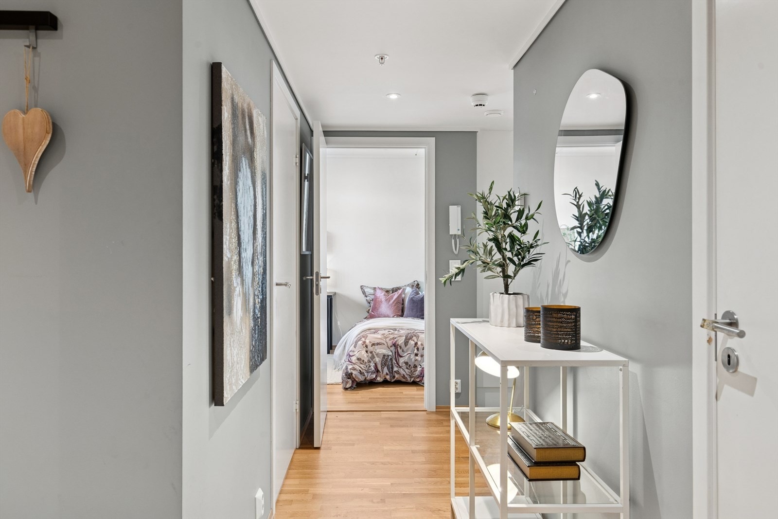 Velkommen hjem! Vi lover dere en lekker, innflyttingsklar toppleilighet med flott planløsning! Innvendig bod, utvendig bod, handicapvennlig, lyst og delikat! Galleribilde