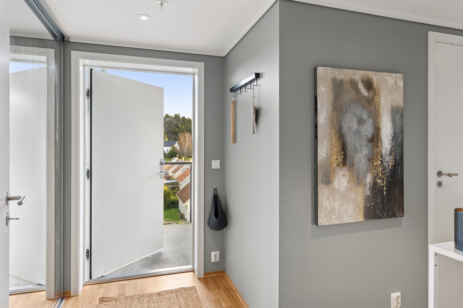 Fra garasjeanlegg og gårdplass er det enkel adkomst frem til overbygget inngangsparti i 4.etasje Galleribilde