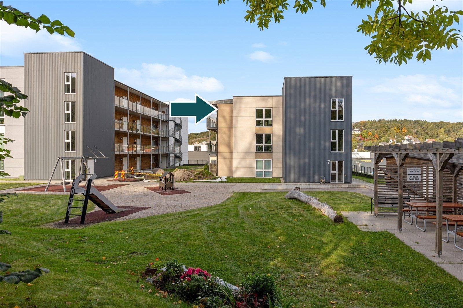 Denne lekre toppleiligheten ligger inntrukket fra vei og vender mot velholdte grøntarealer - solrik balkong - enkel adkomst - kort vei til alt Galleribilde