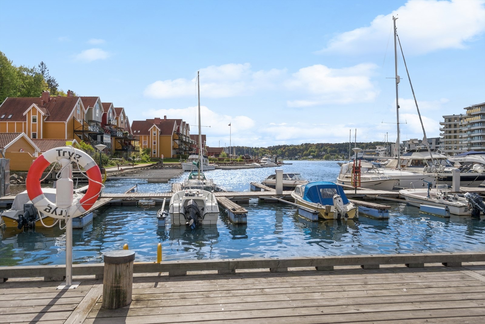 På 5 minutter er du på brygga og kan gå bryggelangs inn til alt som byen har å by på av restauranter, kafeer og butikker, badeplasser m.m. Kort vei til idylliske kyststier på Vesterøya og Østerøya; Folehavna, Langeby, Vøra, Skjellvika, Flautangen m.m. Galleribilde