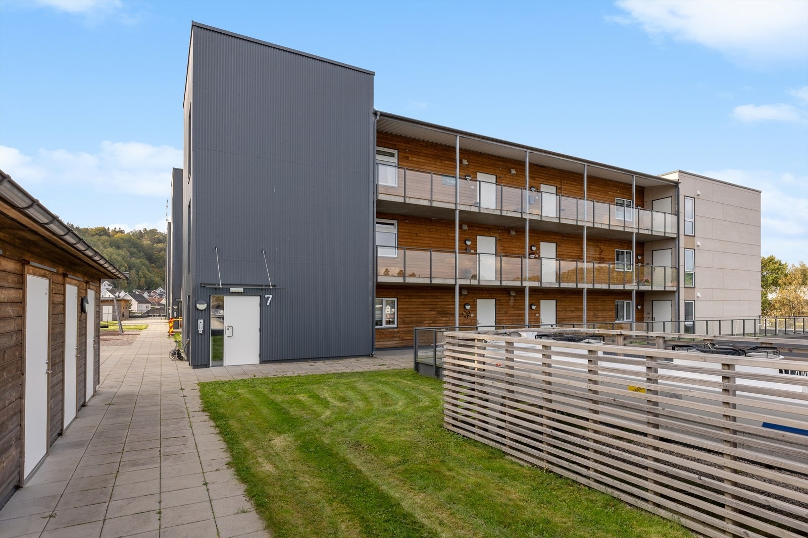 Utvendig bod i felles rekke - pene og velholdte grøntarealer - løs inn fellesgjeld og opplev å bo trygt og rimelig i et flott borettslag fra 2020 Galleribilde