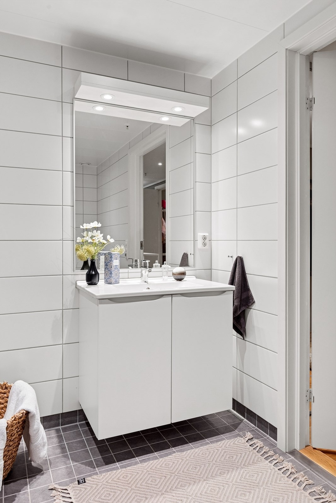 Tidløst og delikat våtrom med enkel adkomst fra både soverom og inngangsparti Galleribilde