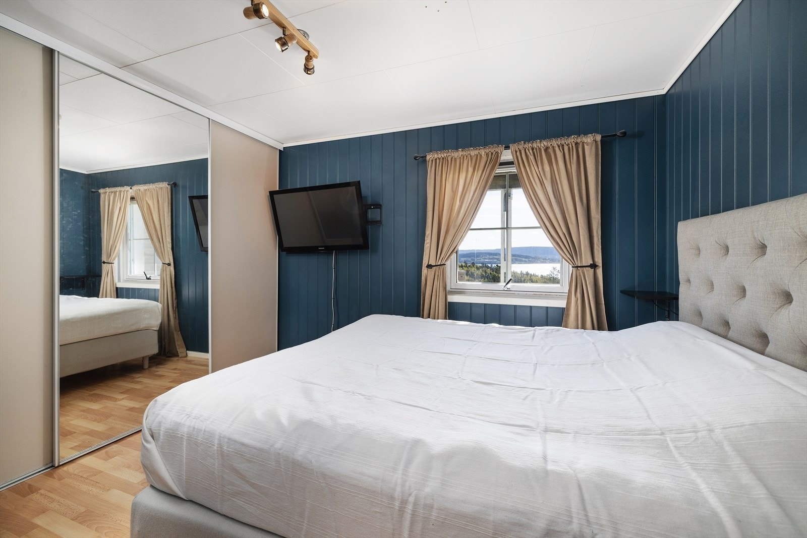 Soverom 1 med stor skyvedørsgarderobe. Galleribilde