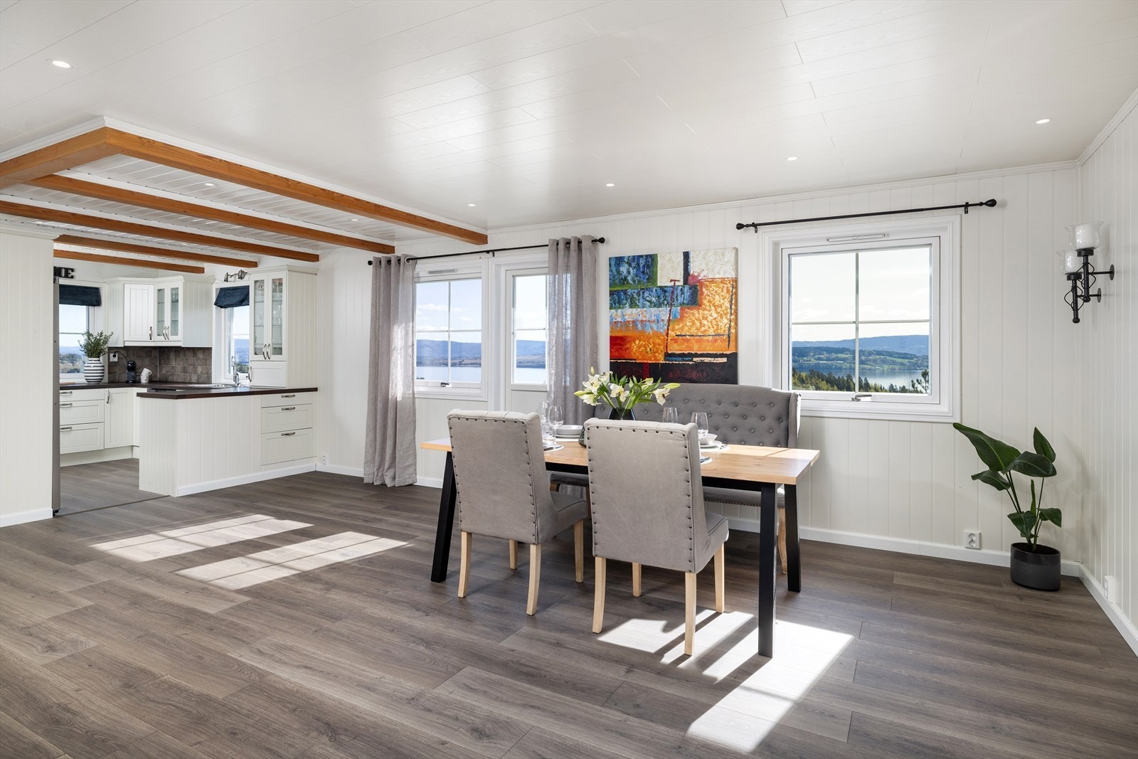 Vindusflatene skaper mye naturlig lysinnslipp og bidrar samtidig til at den flotte utsikten kan nytes innenfra som utenfra. Galleribilde