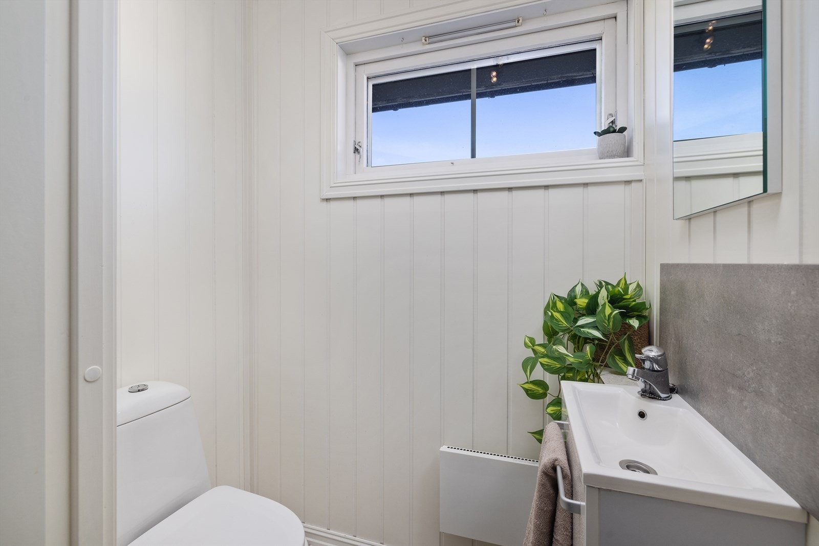 Toalettrom i 1. etasje i forbindelse med entré. Galleribilde