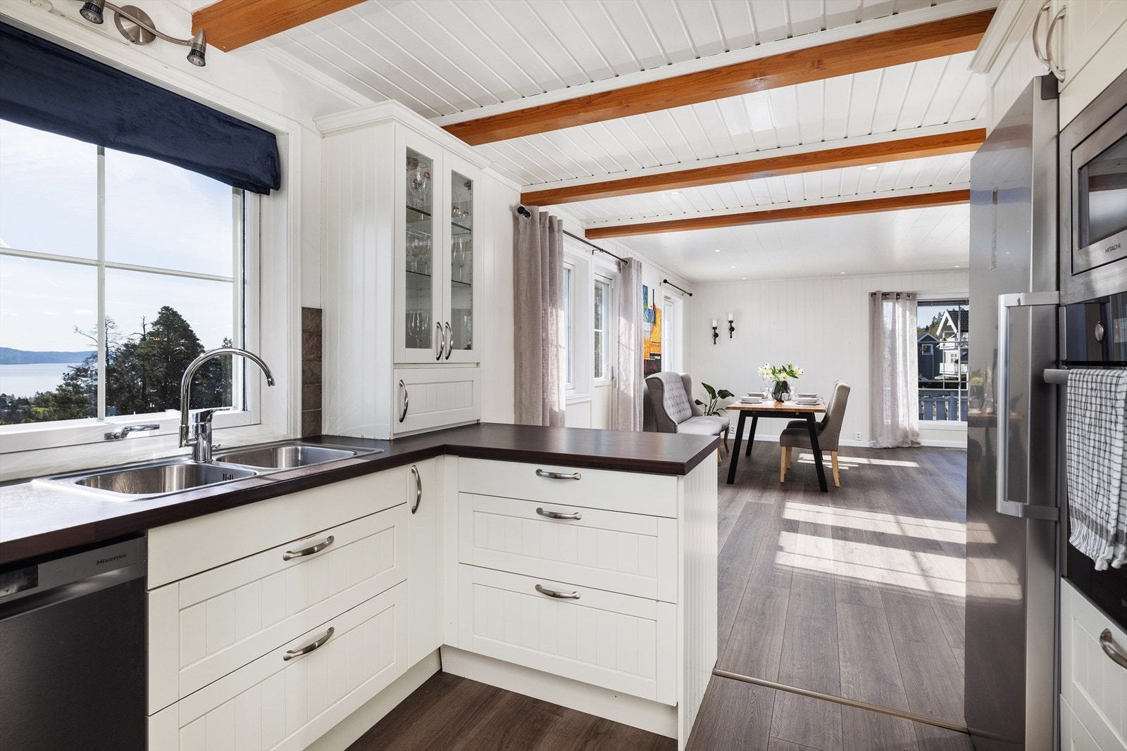 Den flotte utsikten kan enkelt nytes fra kjøkkenvinduet. Galleribilde