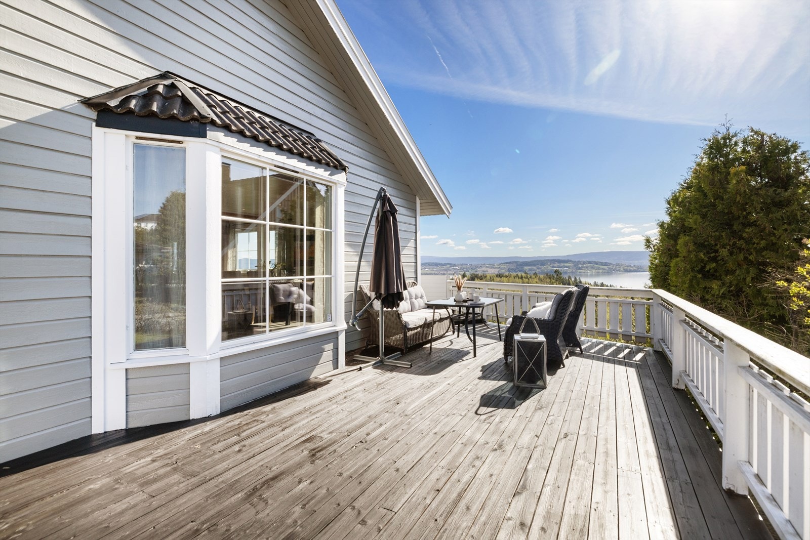 Stor syd-vestvendte terrasse. Galleribilde