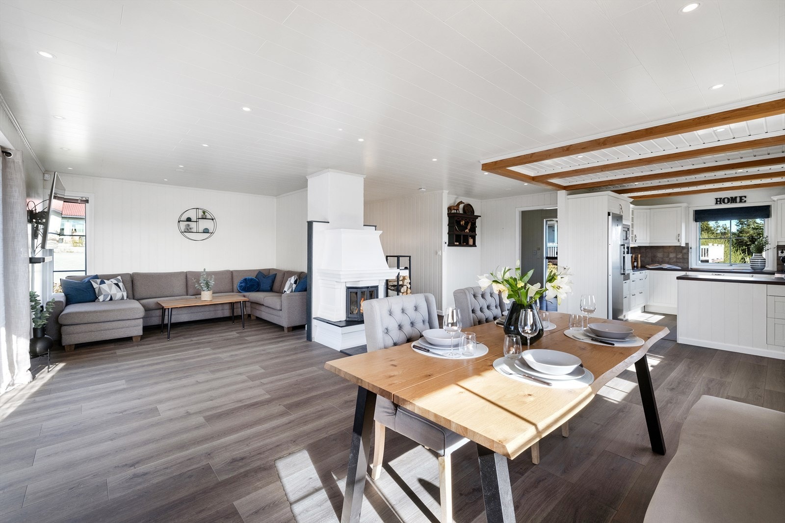 Stuen deles naturlig opp i forskjellige "soner". Galleribilde