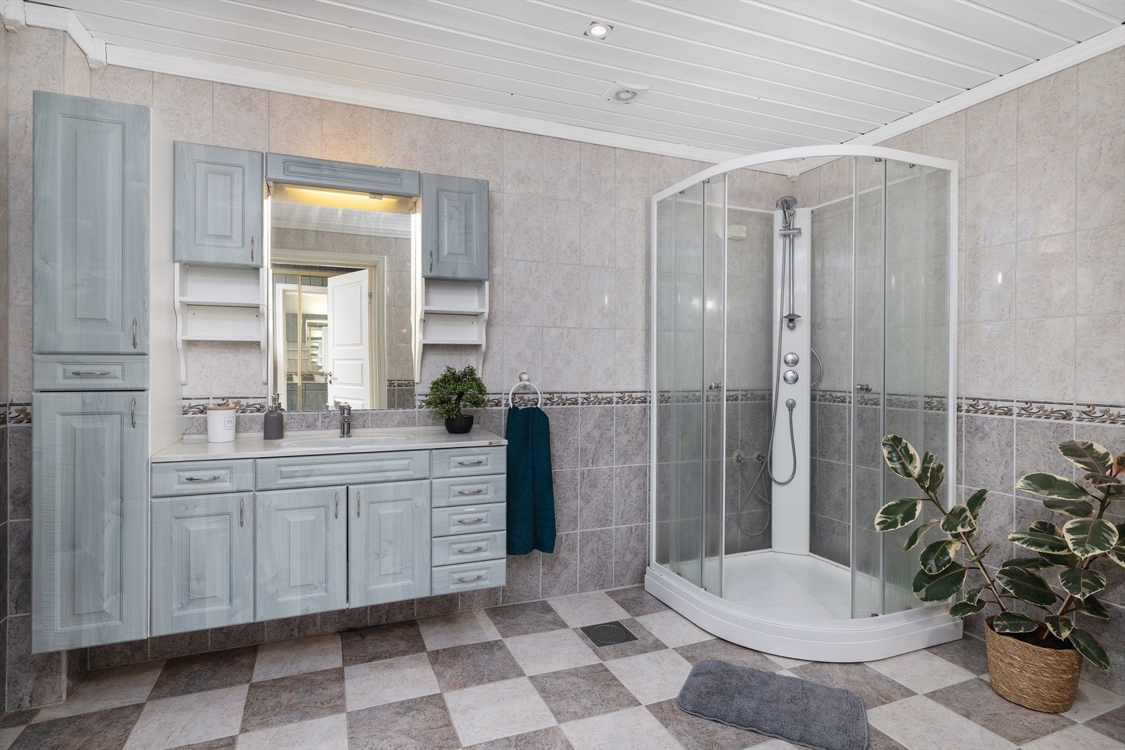 Stort bad i underetasjen med dusjkabinett og servantinnredning. Galleribilde