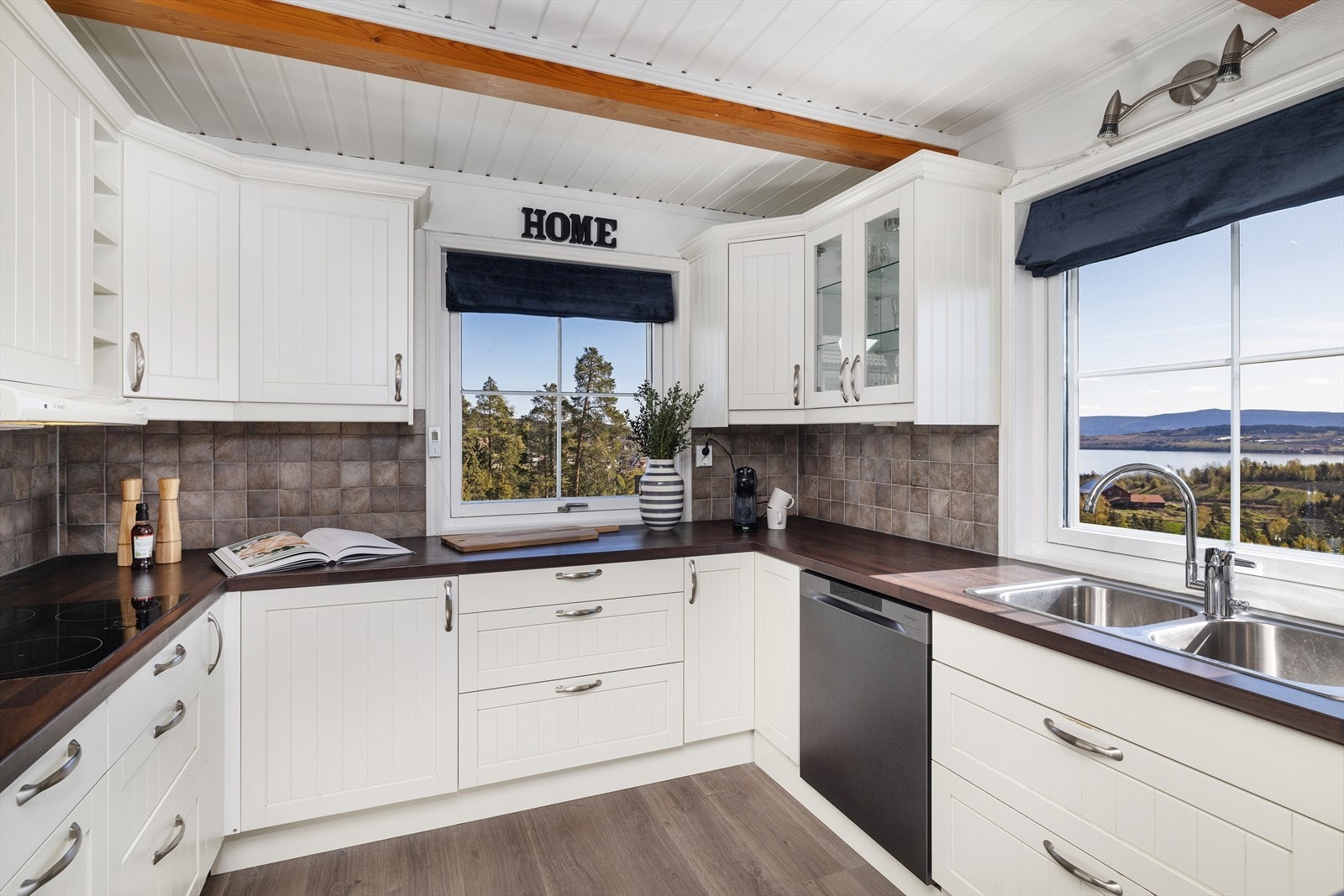 Et moderne og tidsriktig kjøkken. Galleribilde