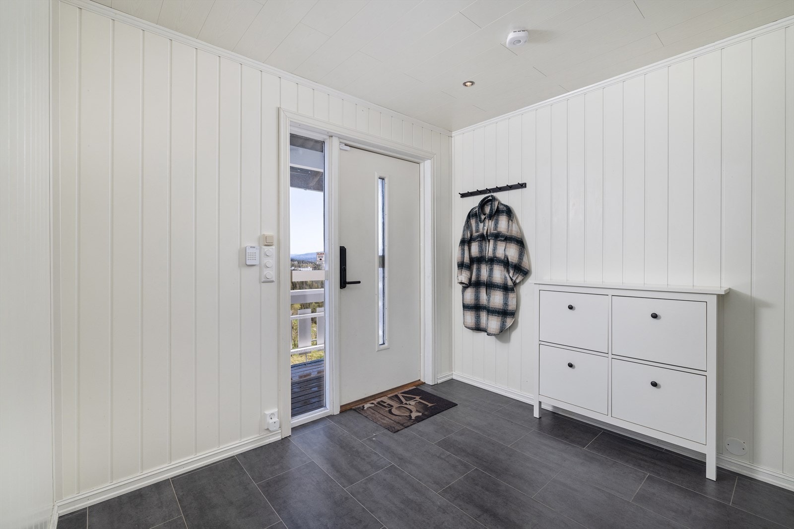 Romslig entré Galleribilde