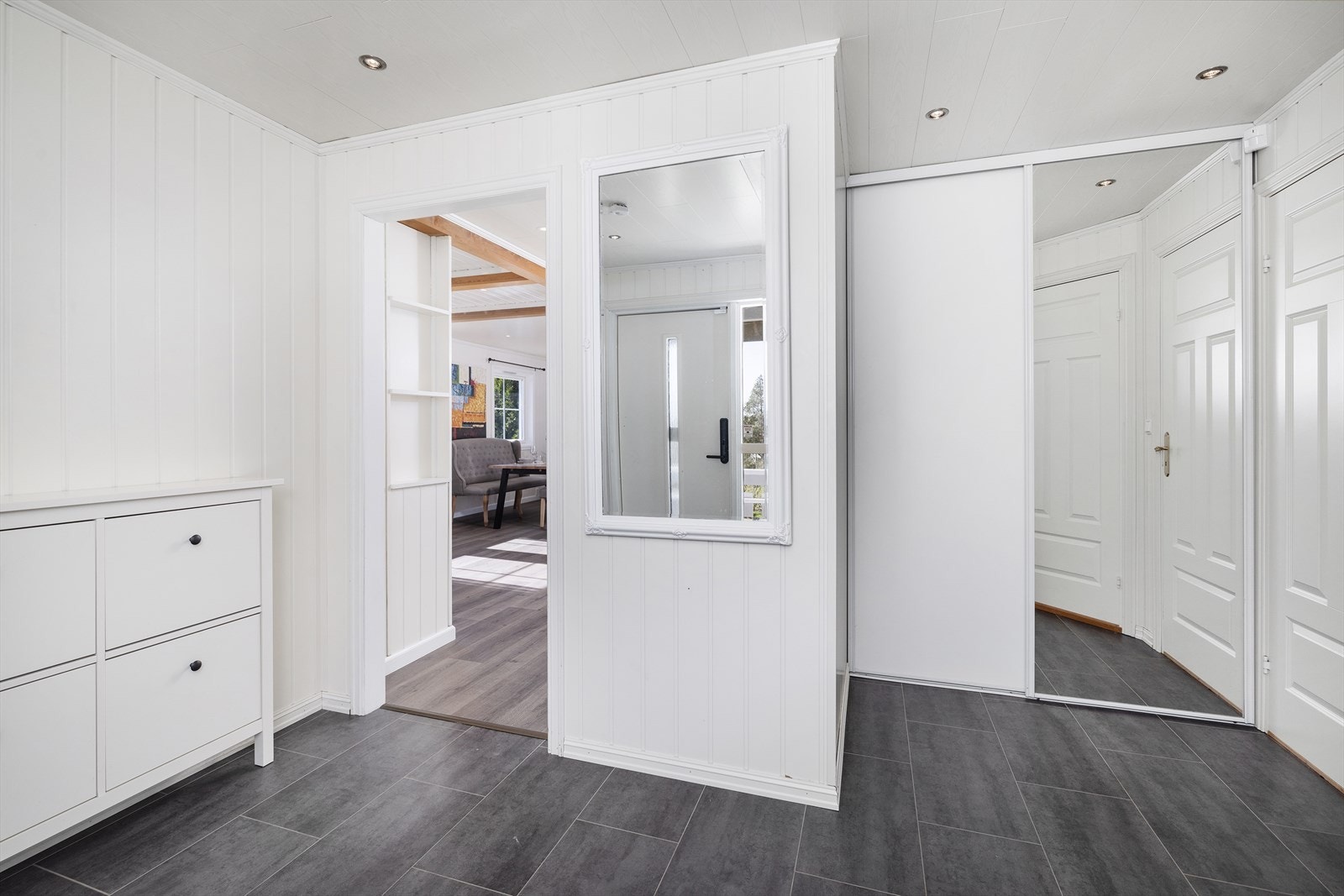 I forbindelse med entré er det etablert en skyvedørsgarderobe. Galleribilde