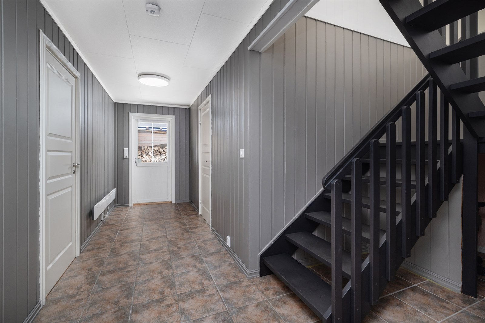 Underetasjen har direkte utgang til terreng. Galleribilde