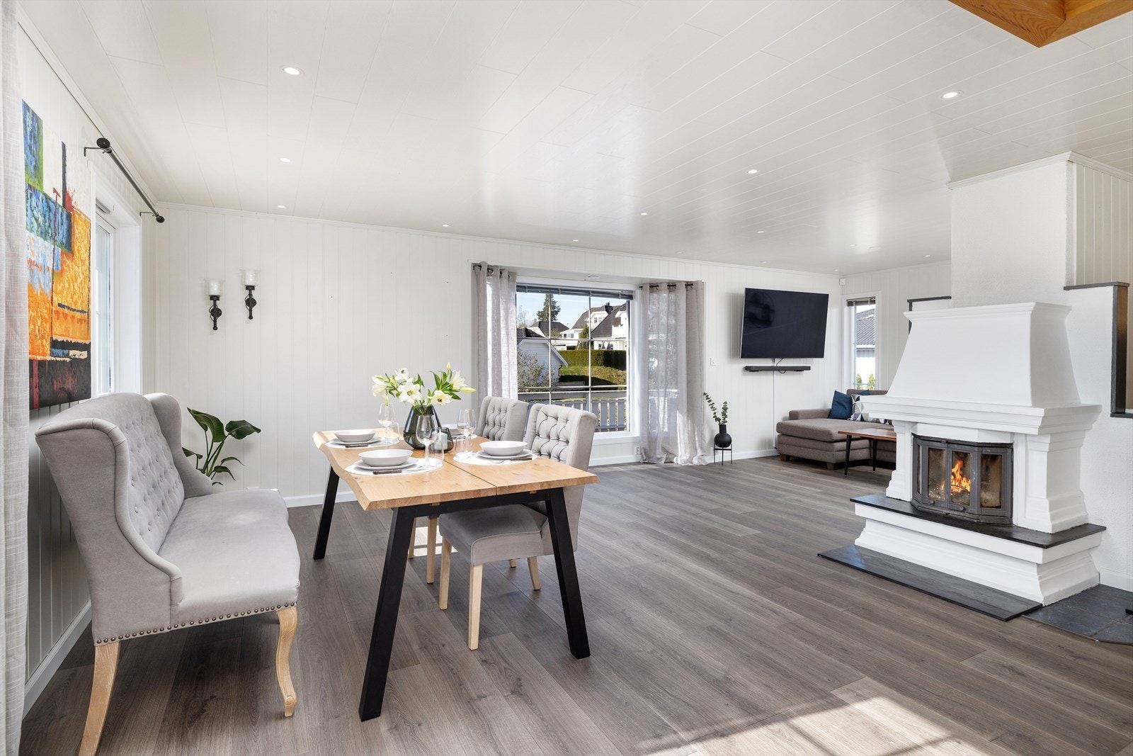 Ildsted fungerer som en naturlig midtpunkt i stuen. Galleribilde