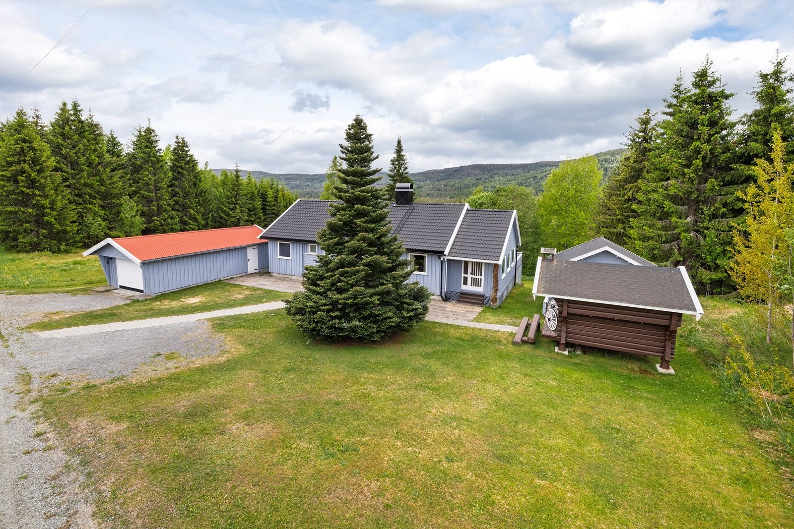 Boligen ligger i naturskjønne Strømsoddbygda, omkranset av store friområder med gode muligheter for jakt, fiske og friluftsliv. Galleribilde