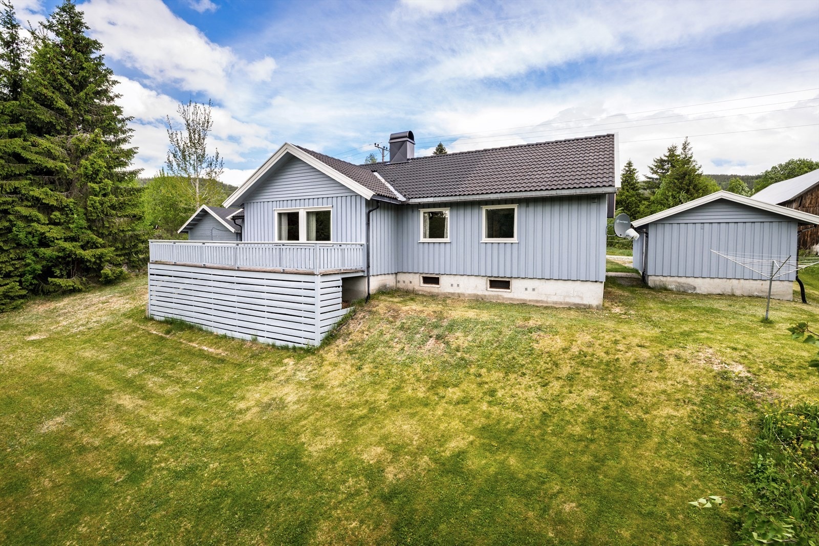 Boligen har en romslig terrasse hvor du kan nyte solen og den fredelige atmosfæren helt usjenert. Galleribilde