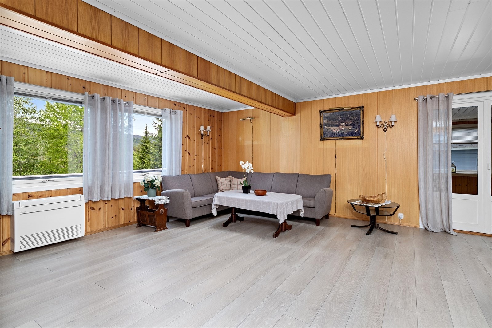 Stor og innbydende stue med gode møbleringsmuligheter. Galleribilde