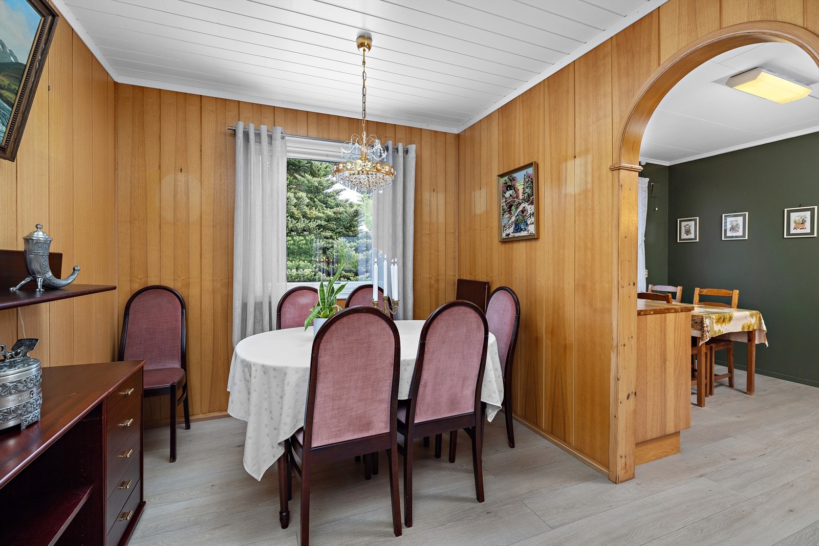 Spisestue ved siden av kjøkkenet. Galleribilde