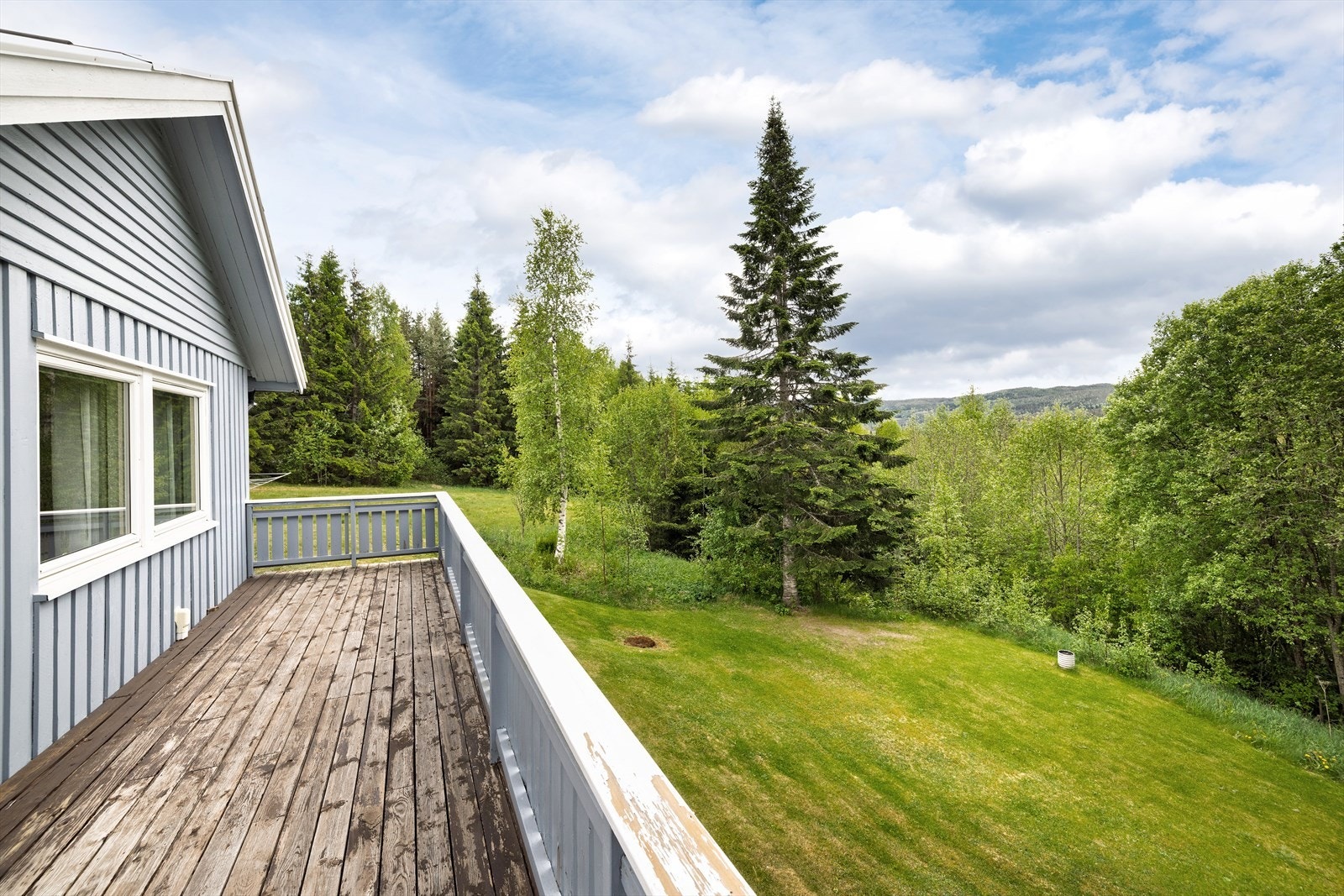 Eiet tomt på 1.286 m² med plen, beplantning og belegningsstein. Galleribilde