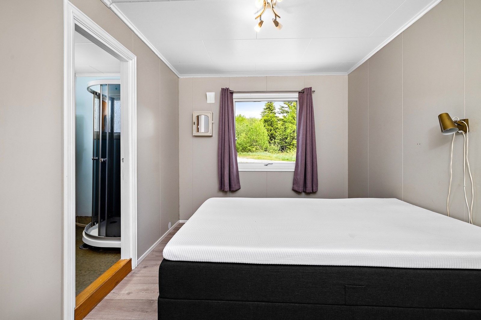 Fra soverommet er det direkte adkomst til badet. Galleribilde