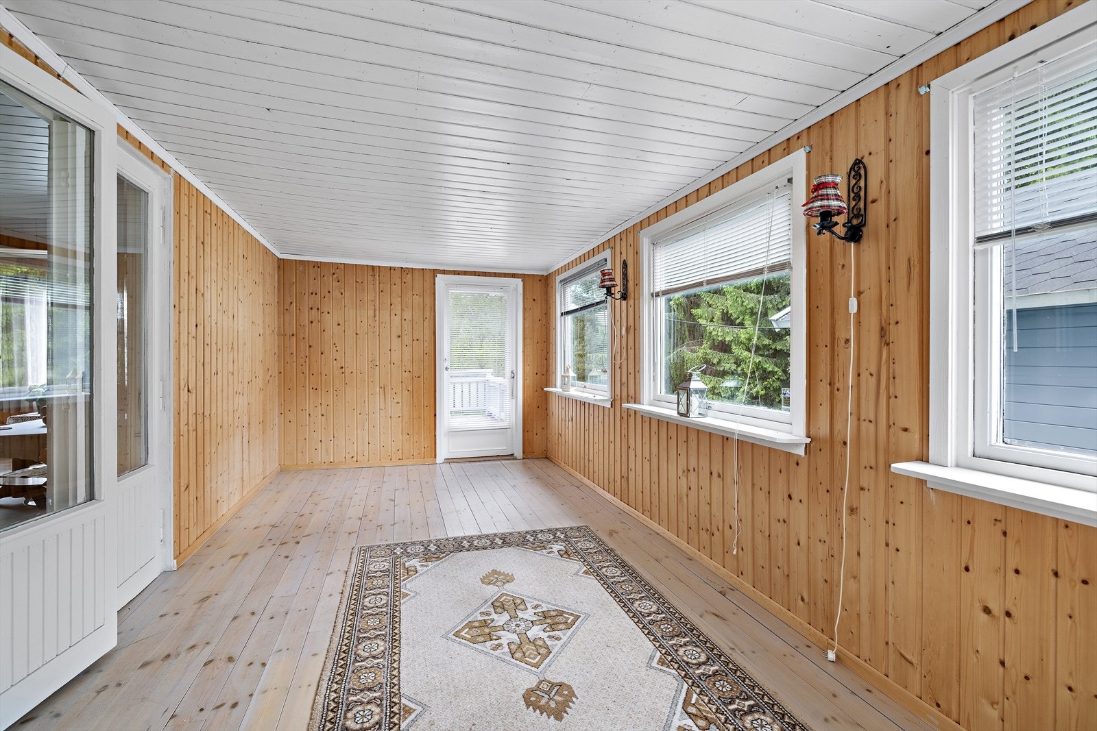 Uisolert stue med utgang til terrassen. Stuen fremkommer ikke på byggemeldte tegninger (Ikke godkjent for varig opphold). Galleribilde