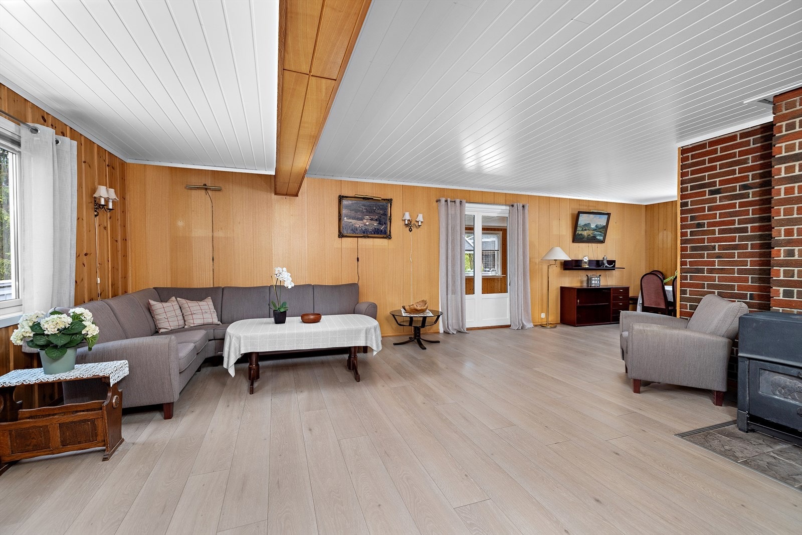 Lys og romslig stue med store vindusflater som slipper inn rikelig med naturlig lys. Galleribilde