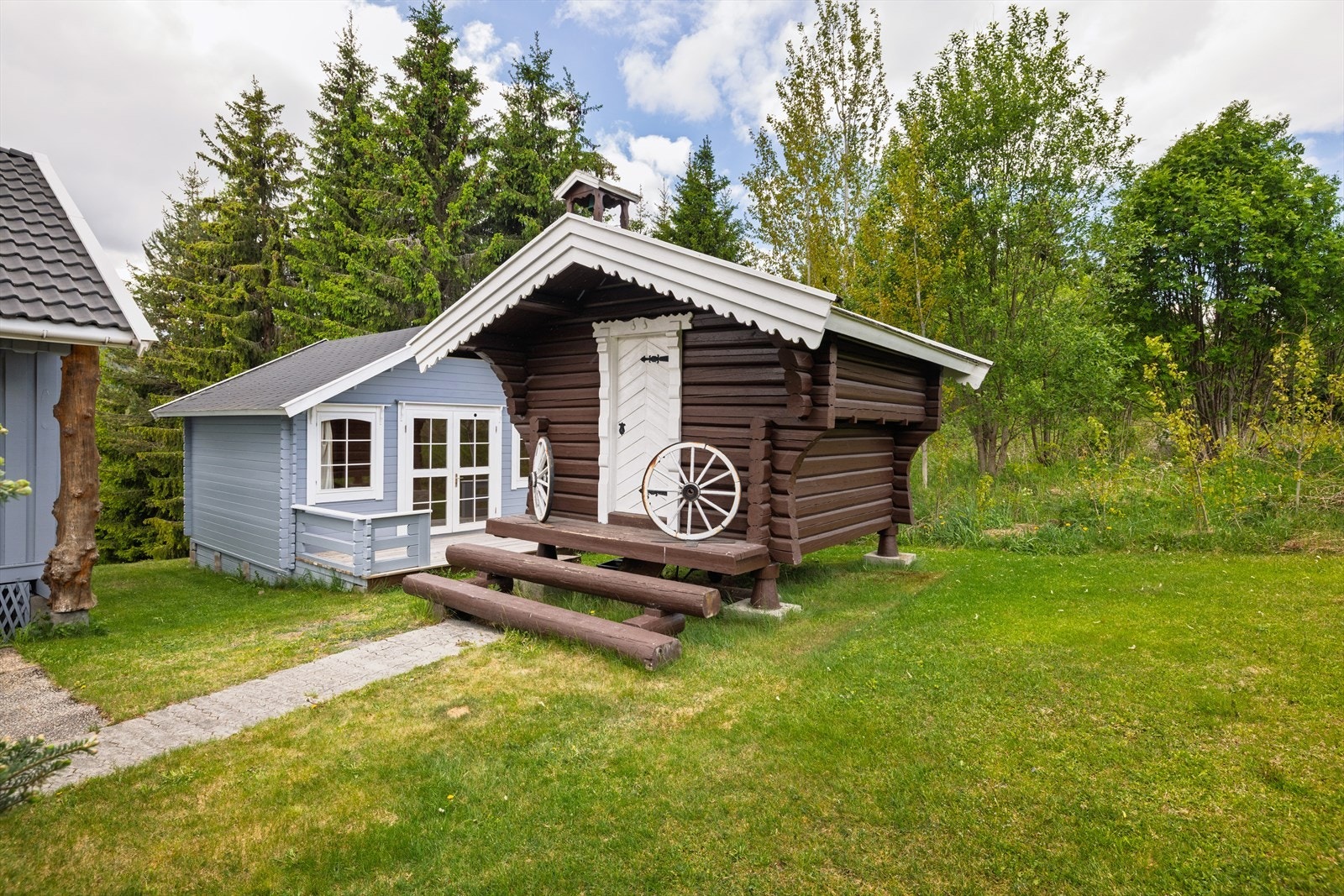 På eiendommen er det garasje, utebod og stabbur. (På situasjonskart fremkommer stabbur, bod og garasje plassert delvis utenfor tomtegrensen) Galleribilde