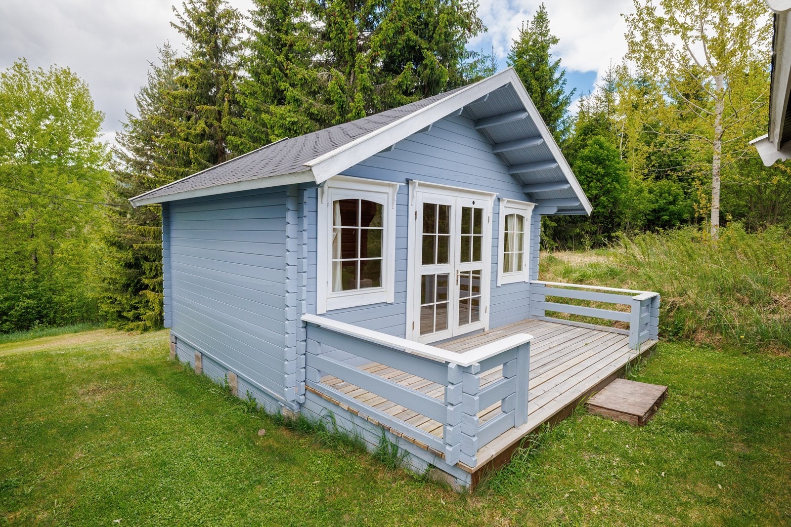 (På situasjonskart fremkommer bod plassert delvis utenfor tomtegrensen) Galleribilde