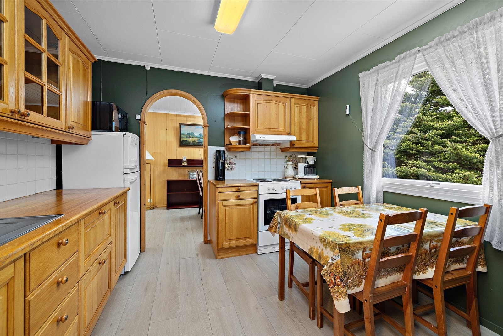 Koselig kjøkken med god plass til spisebord. Rommet har rikelig med skap- og benkeplass. Galleribilde