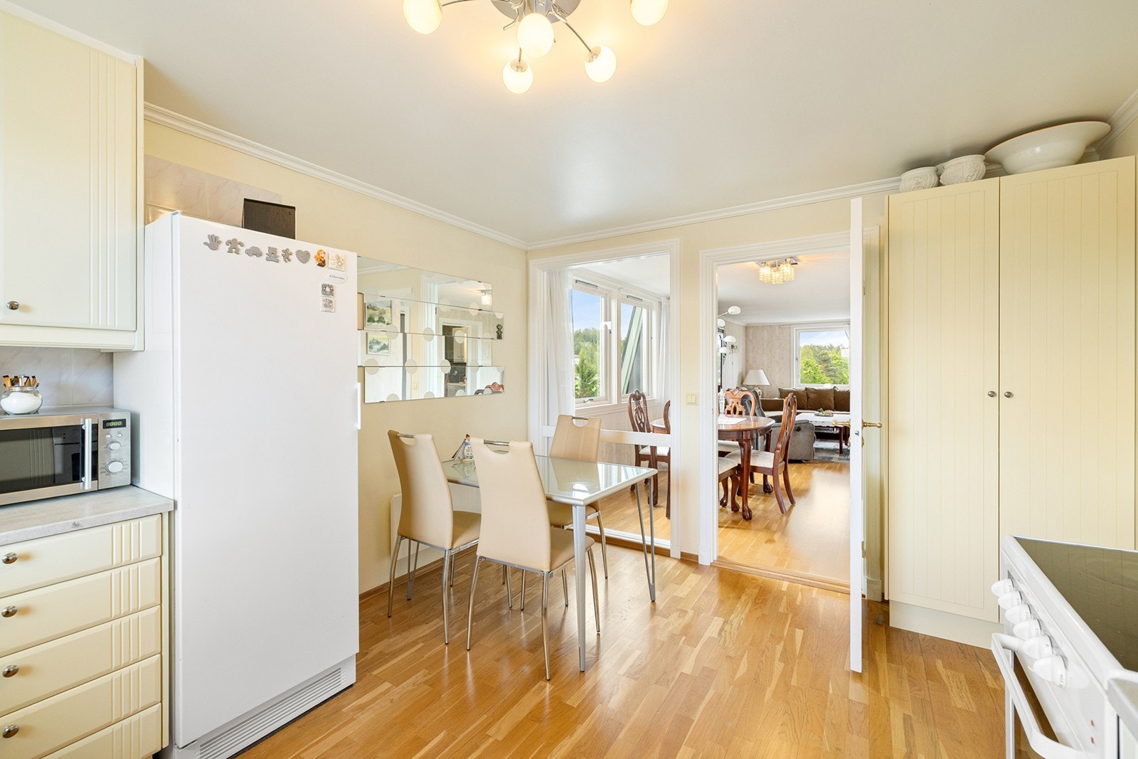 Separat kjøkken med plass til spisebord. Galleribilde