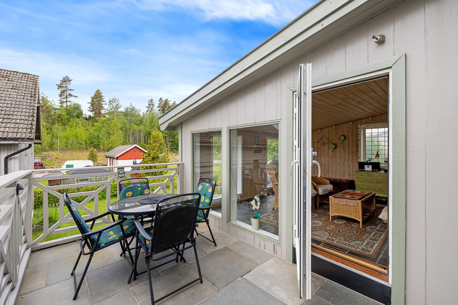 Fra takterrasse er det tilgang til innglasset hagestue Galleribilde