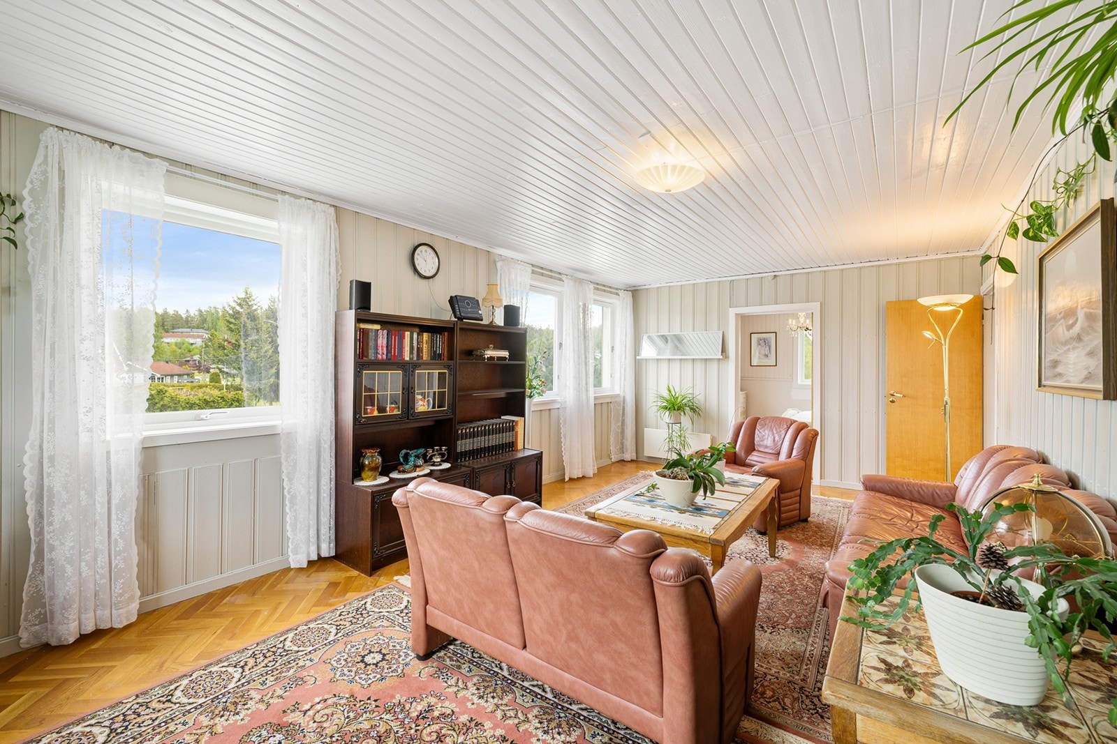 Lys og romslig stue med store vindusflater som sørger for godt med naturlig lys gjennom dagen. Galleribilde