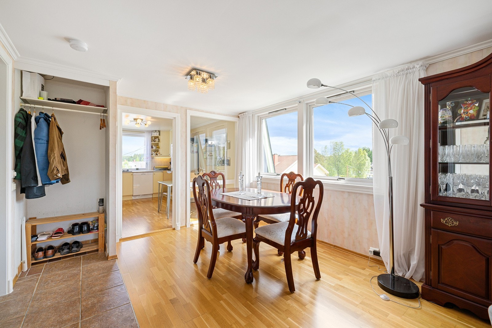 3. etasje - Hovveddel: Innredet som egen boenhet og inneholder entré, stue/spisestue, to soverom, kjøkken og bad. Galleribilde