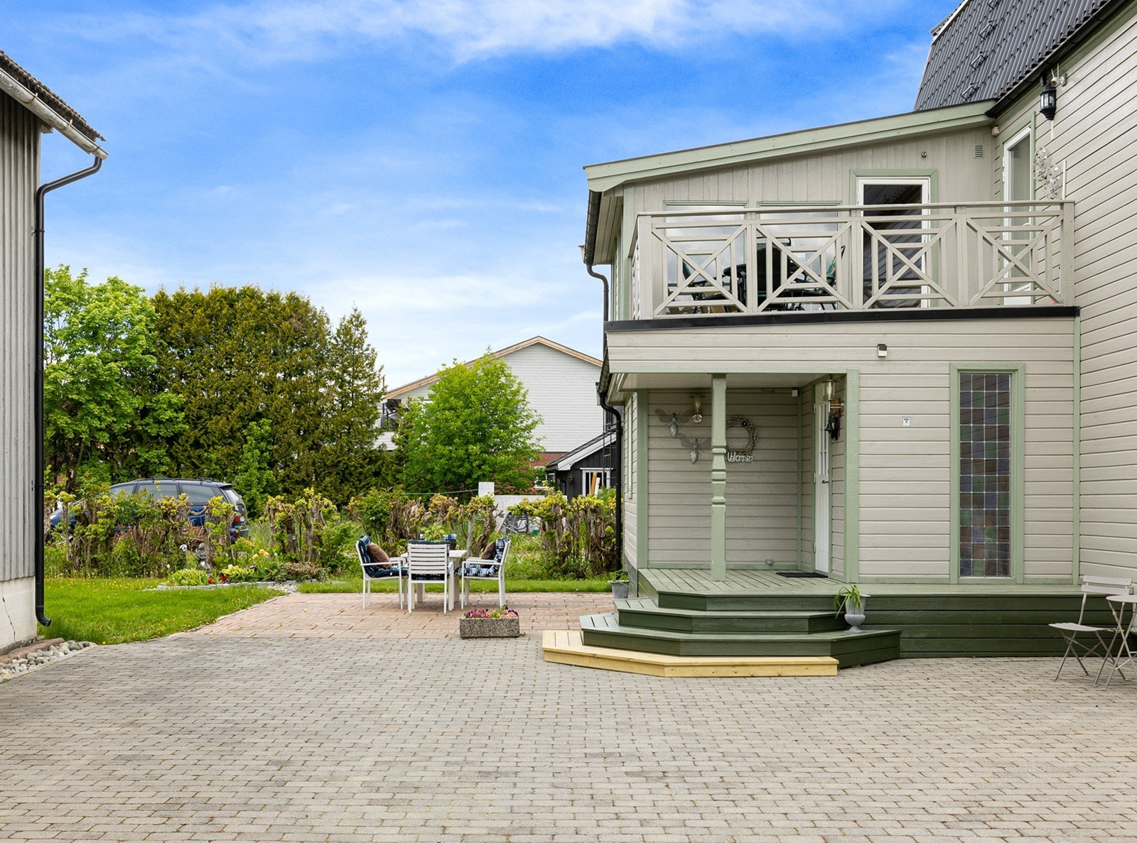 Flere solrike uteplasser og plass til flere biler i oppkjørselen, elbil lader montert Galleribilde