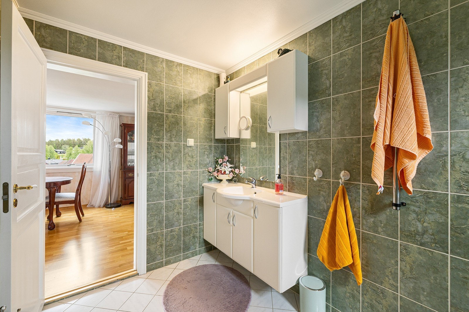 Dusjen har veggmonterte dører i herdet glass samt dusjarmatur. Videre består innredningen av et gulvstående toalett og opplegg for vaskemaskin. Gulvet er utstyrt med elektriske varmekabler, og ventilasjon skjer via en elektrisk baderomsvifte. Galleribilde