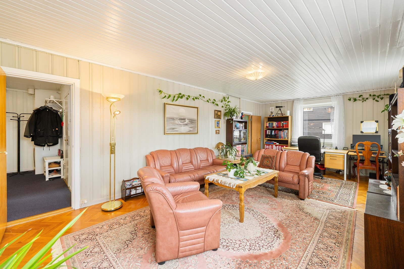 Rommet byr på svært gode møbleringsmuligheter, og gir deg plass til både sofagruppe, TV-løsning og annet ønsket interiør. Galleribilde