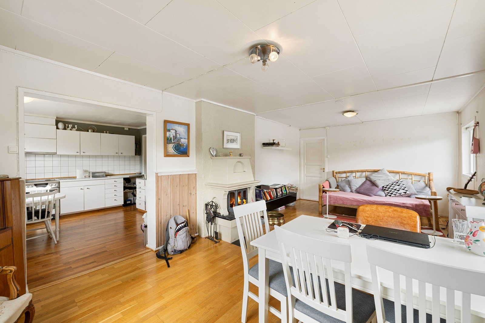 Leiligheten består av entré, bad, kjøkken, stue, spisestue og 2 soverom. Galleribilde