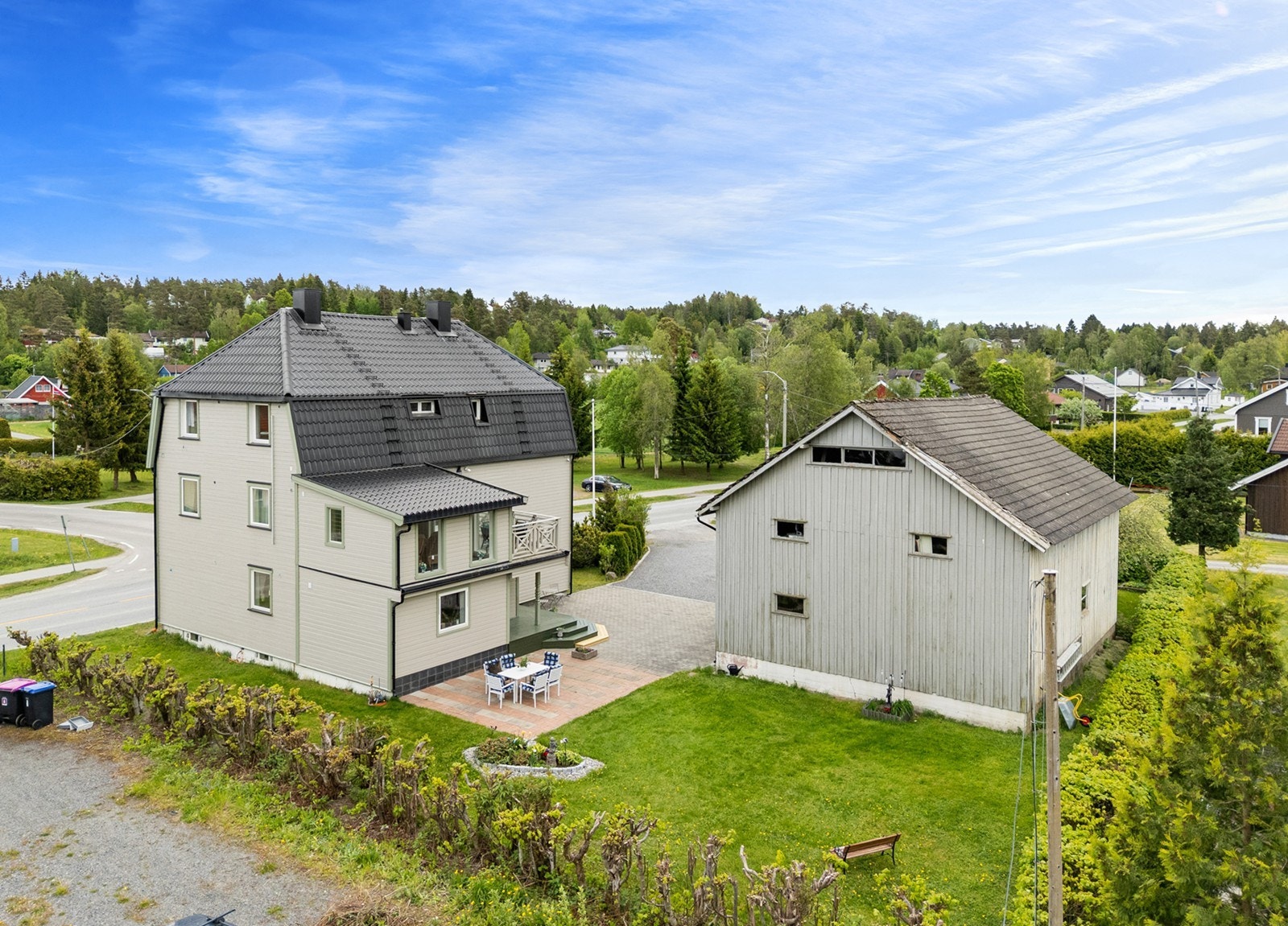 På eiendommen står et stort uthus/låve fordelt over to plan med et samlet areal på ca. 193 kvm. Galleribilde