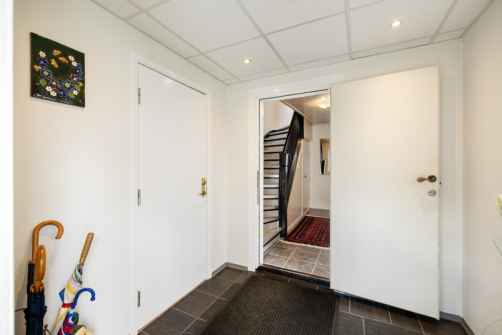 Entré - fra entré har du tilgang til hobbyrom på venstre og utleieleiligheten på høyre Galleribilde