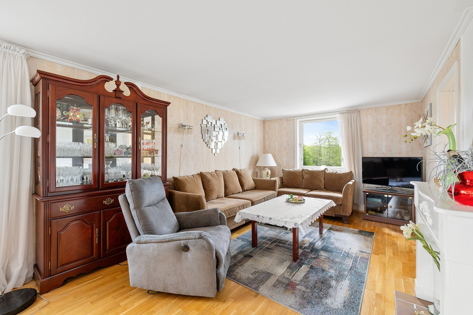 Det er god plass til å innrede med sofagruppe TV-benk og øvrig interiør. Galleribilde