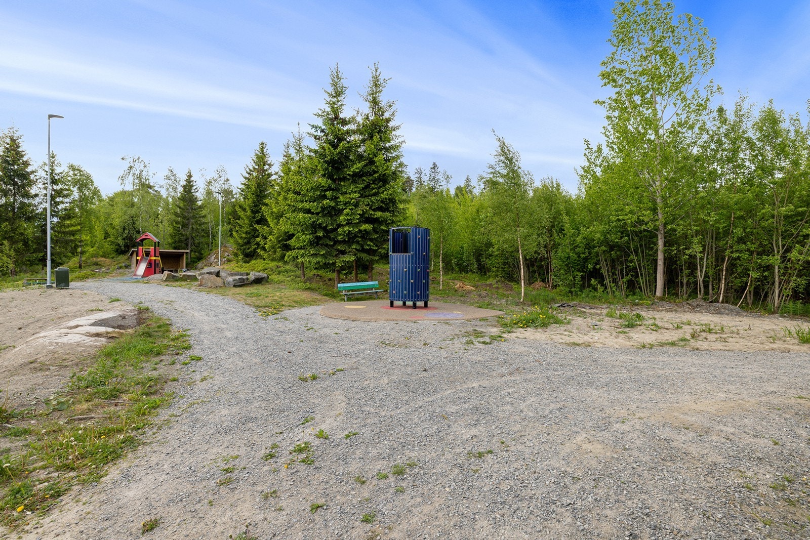 Rolig og familievennlig beliggenhet med nærhet til både barneskole, barnehage og nærbutikk. Det finnes også fritidstilbud i form av idrettsanlegg, lysløype og rekreasjonsområder for friluftsliv og aktivitet året rundt. Galleribilde