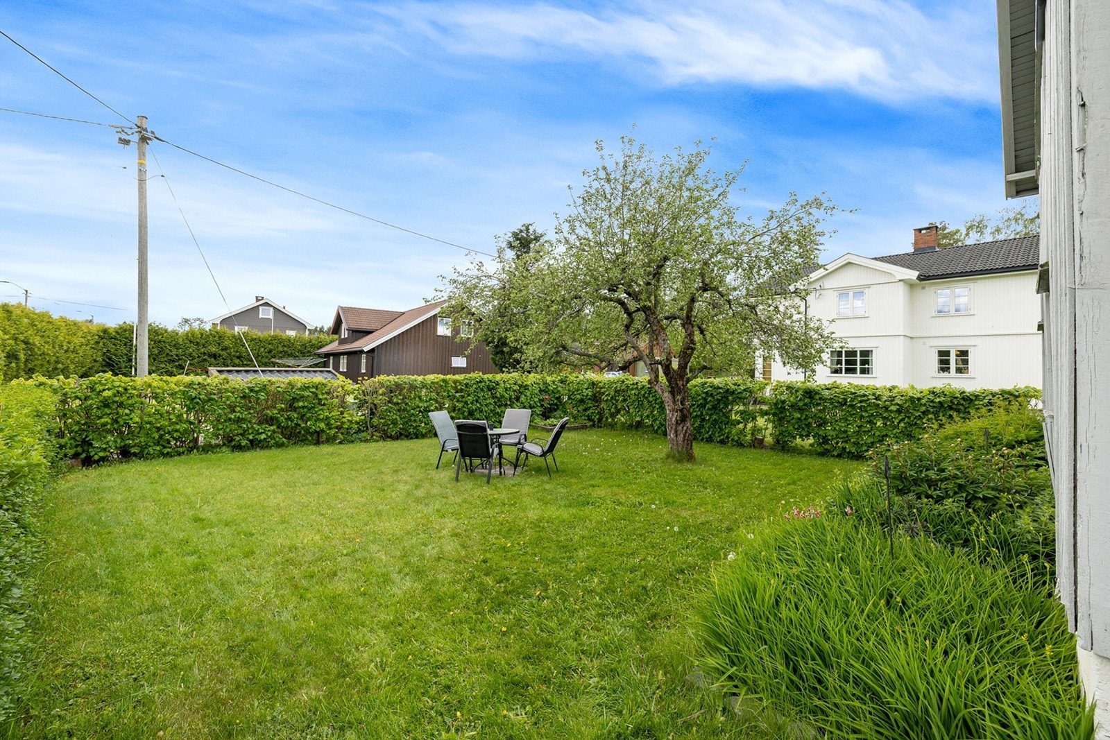 Boligen byr på flott hage og solrike uteplasser Galleribilde