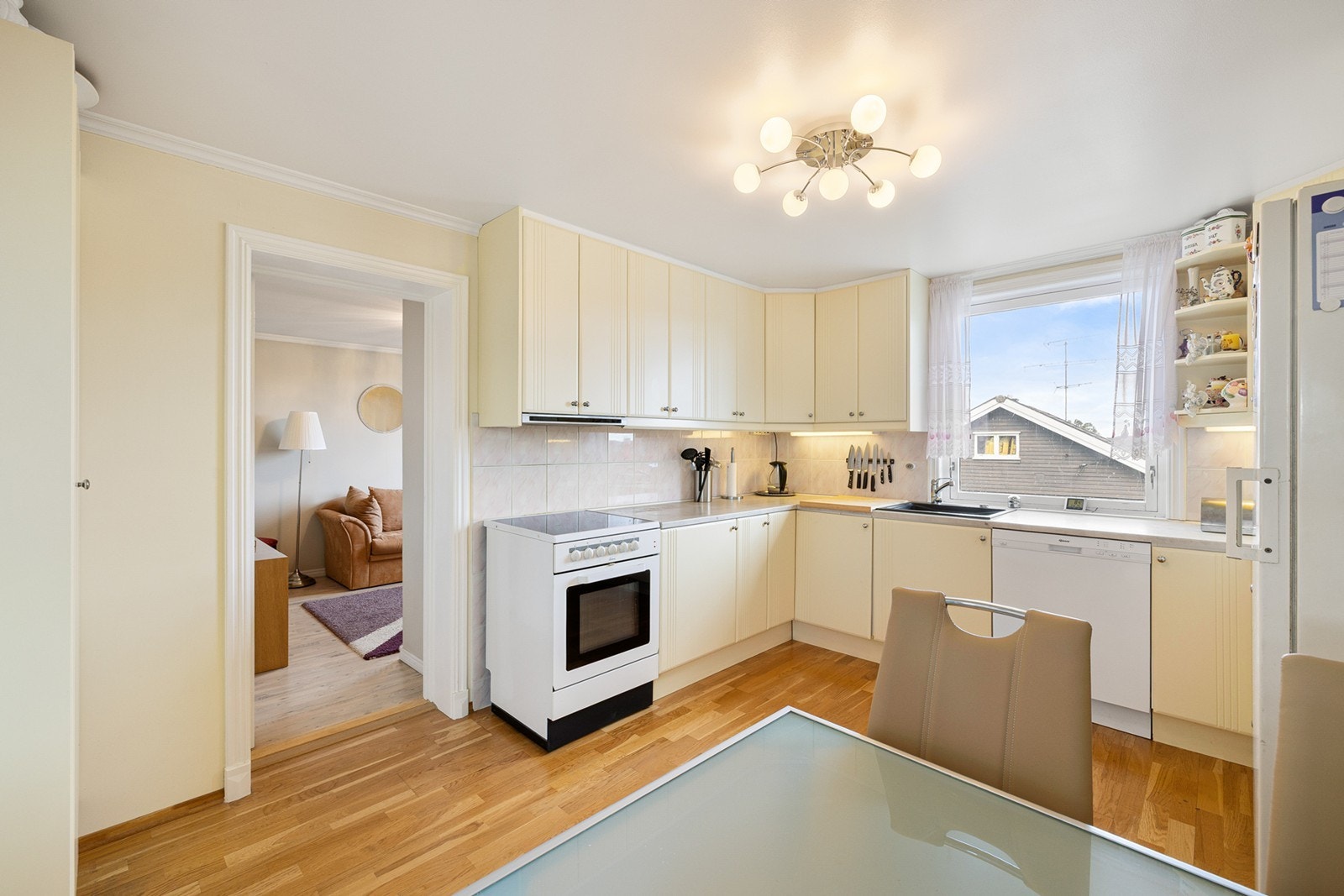 Under vinduet er det montert oppvaskkum i kompositt med tilhørende blandebatteri. Inntrykket er pent, med en klassisk kjøkkenløsning som bærer preg av å være godt vedlikeholdt. Kjøkkenventilator er plassert i skap over komfyren med avtrekk ut. Galleribilde