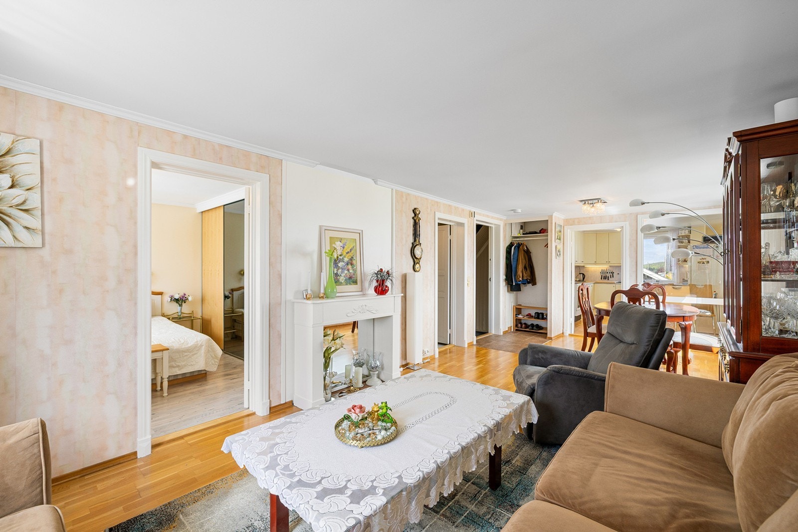 Store vinduer gir godt med naturlig lys og skaper en trivelig atmosfære. Galleribilde