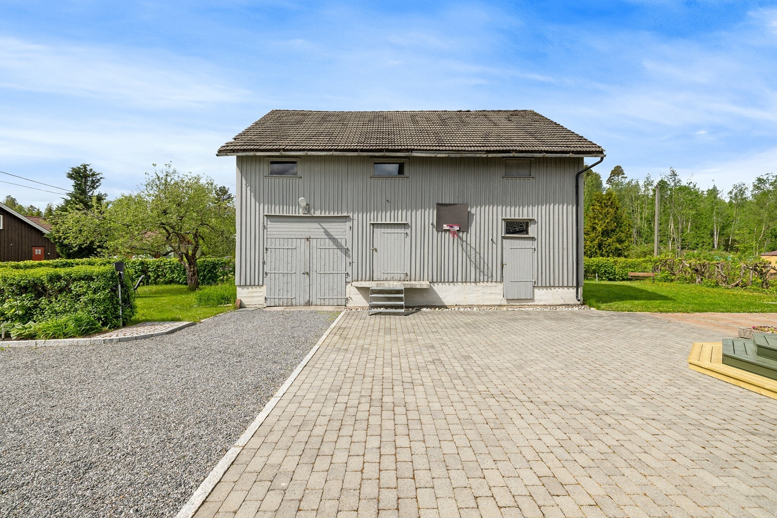 På eiendommen står et stort uthus/låve fordelt over to plan med et samlet areal på ca. 193 kvm. Her er det bl.a garasjeplass samt flere rom som kan brukes til lager/verksted. Galleribilde