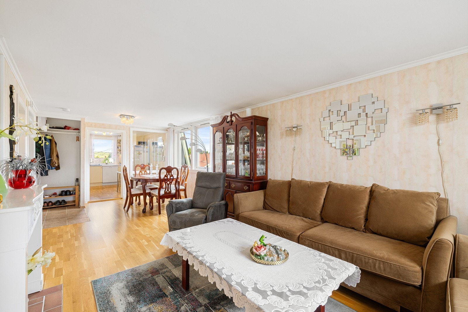 Lys og romslig stue i åpen løsning med spisestue Galleribilde