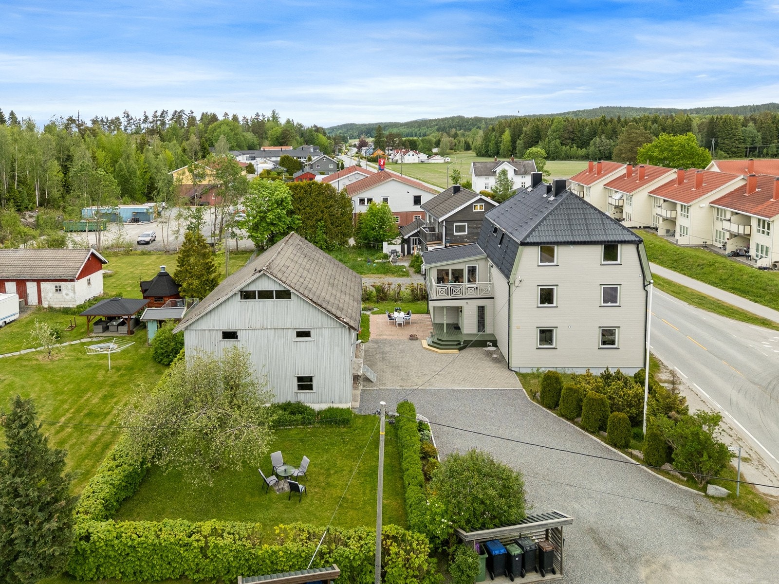 Hel tomannsbolig over 3 plan med rolig og landlig beliggenhet i sentrum av Båstad, med direkte adkomst fra fylkesvei 22. Galleribilde
