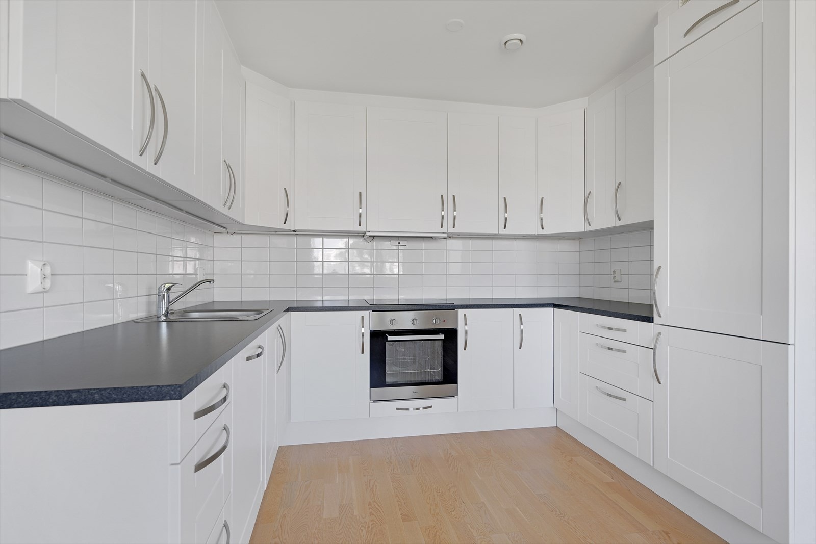 God plass til matlaging på kjøkkenet Galleribilde