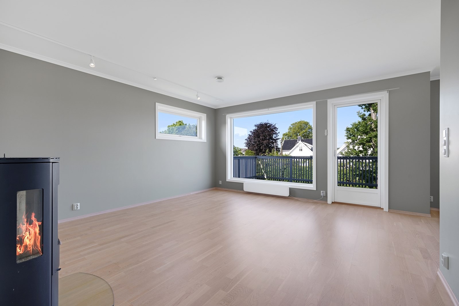 Romslig stue med peisovn Galleribilde