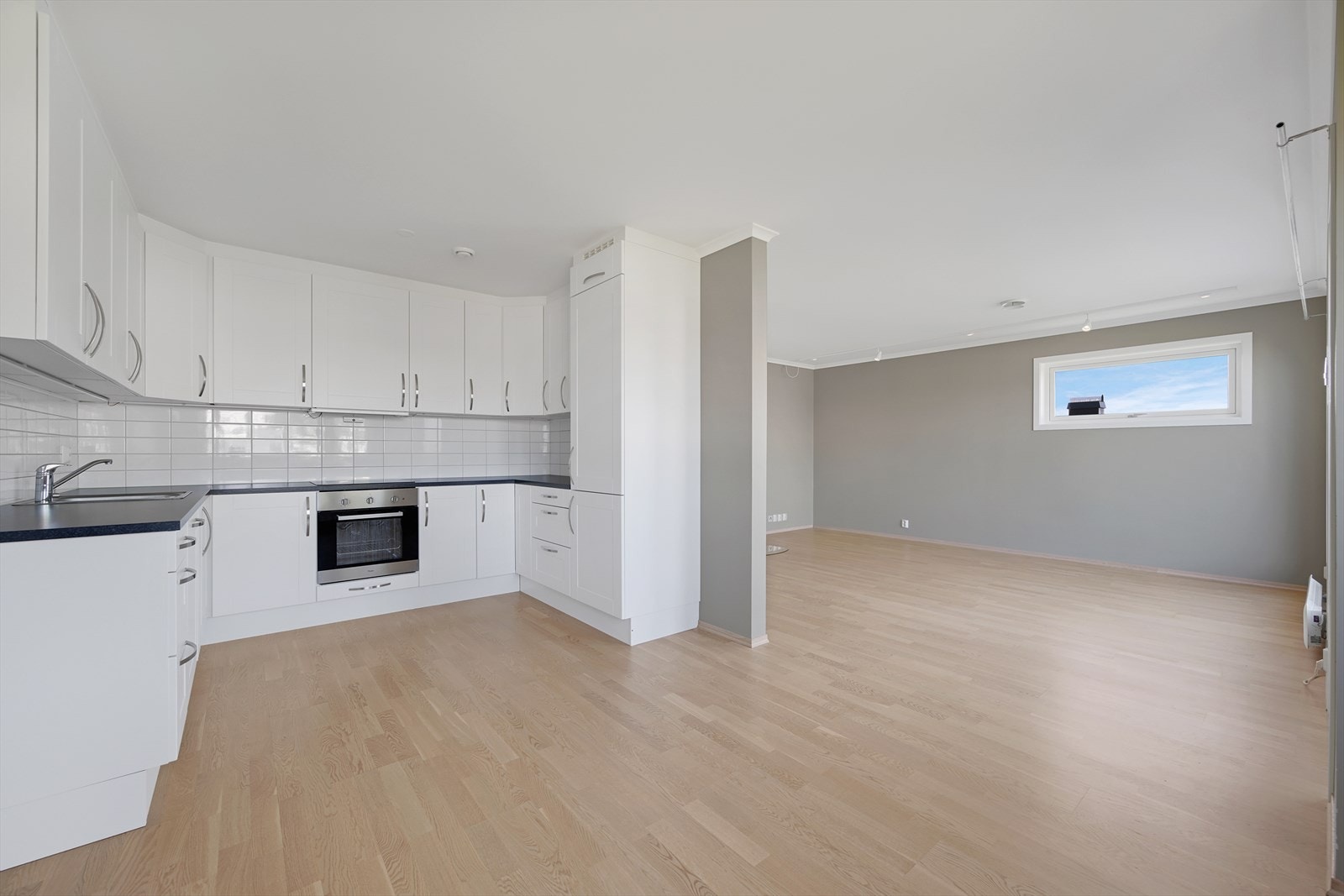 Pent kjøkken med integrerte hvitevarer Galleribilde